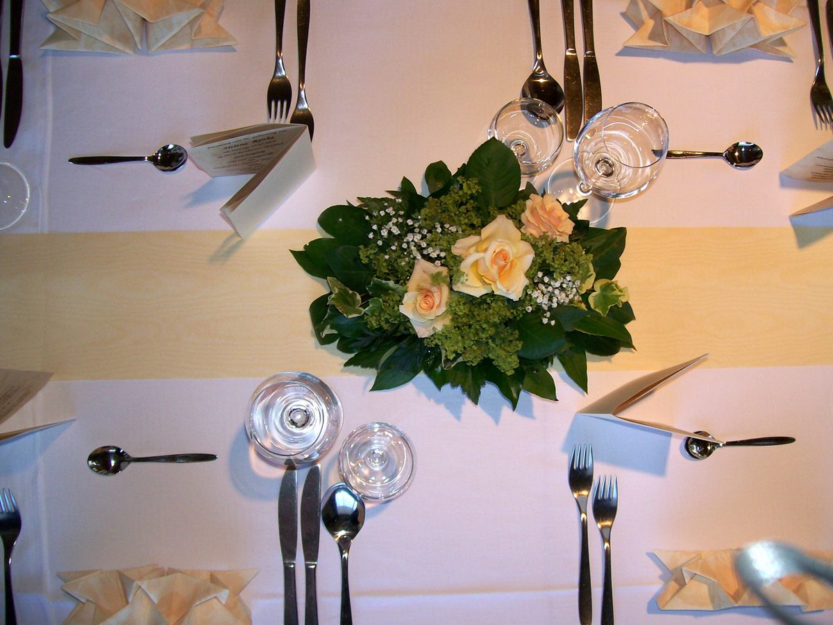 Festlich eingedeckter Tisch mit Blumendekoration